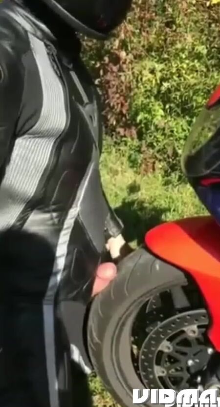 Moisa Robert Se Freaca Cu Pula Pe Rota De La Motorcycleta Pana Curge