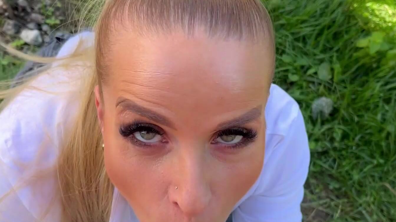 Blonde MILF Sucks My Dick In The Garden 4kPorn XXX