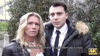 DEBT4k. Le gestionnaire de prêt donne à la mariée une