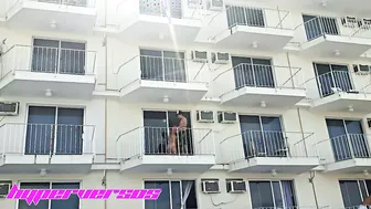 Parejita caliente se pone a follar en el balcón del hotel en Acapulco la camarera