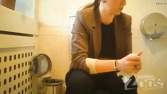 Spy toilet MILF