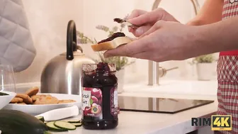 RIM4K. Sex into the kitchen shows how much the women.