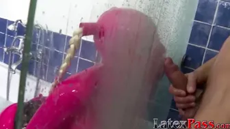 Hottest vixen in latex blows cock before riding for facial
