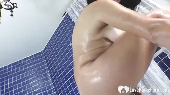 Taking my pregnant belly for a bath tub