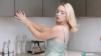 Blondie Blows Mind With Kinky Confessions And Wax Job - Erin Electra