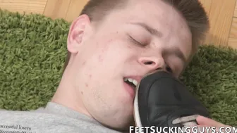Inked twink sucks toes before receiving hard analling