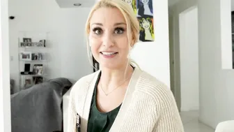 Redeeming Blowjob Points from MILF Julia Robbie