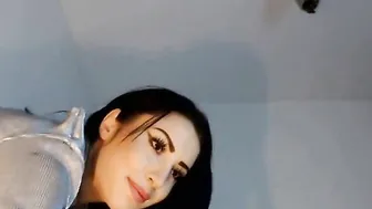 Hot Bbae loves to show off her pussy