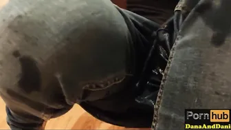 MY STEP SISTER PEES AND WETTING HER JEANS COMPLETELY SOAKED