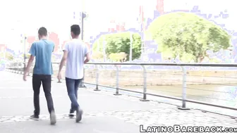 After having drinks outside these two twinks have hot sex