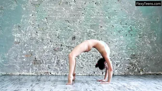 Kim Nadara shows her incredible performance