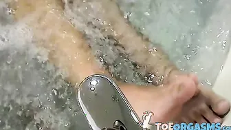 Two foot fetish twinks masturbate during feet worshiping