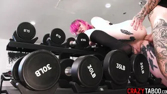 Guy fucked shemale stranger in the gym