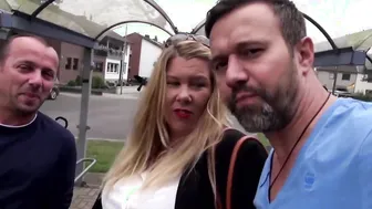 Die BBW Hausfrau an der Bushaltestelle abgeschleppt
