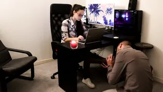 HE WORSHIP MY TOES DURING MY WORK THEN I LET