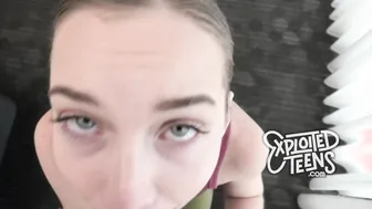 This teen has an amazing ass in her yoga pants
