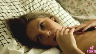 Captivating Coed Roxana Vibrates Her Creamy Pussy To Orgasm