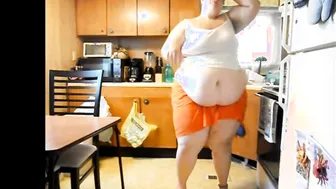 SSBBW beer chug