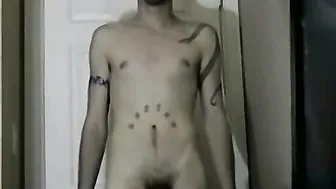 Bi hottie Hollywood squirts a huge load out of his cock