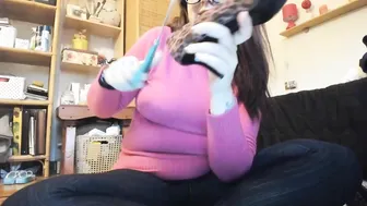 Nicoletta completely destroys a pair of high heels putting her huge butt