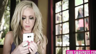 Hillary porn video – Good looking babe lies down and gets her pussy eaten out