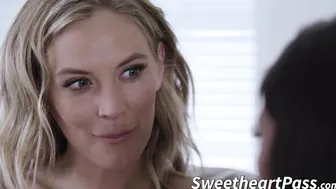Therapist Mona Wales eating young ebony pussy of Sarah Banks