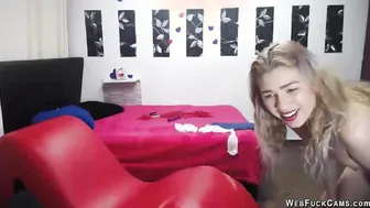 Blonde foam up sexy body and sucks and rubs toy