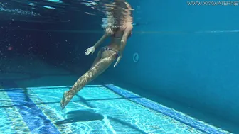 Absolutely astonishing blonde pornstar Mary Kalisy swimming