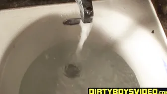 Deviant butt buddies kiss and fuck wildly in the shower
