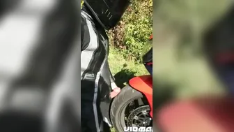Moisa robert se freaca cu pula pe rota de la motorcycleta pana curge sperma pe rota