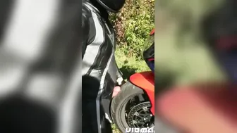 moisa robert se freaca cu pula pe rota de la motorcycleta pana curge sperma pe rota