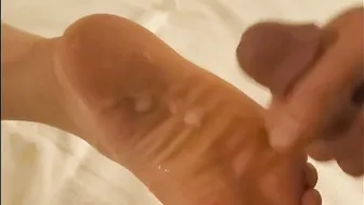 Jerk off to cousins feet