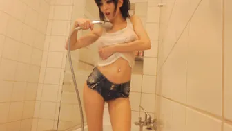 Sexy morena toma ducha en bañera desnuda tetas natural show caliente aficionado