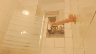 Sexy morena toma ducha en bañera desnuda tetas natural show caliente aficionado