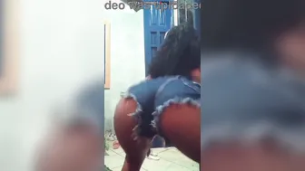 Thaylla dançando gostoso (puta)