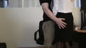 Fetter Nerdjunge mit kleinem Schwanz spritzt into reife Frau