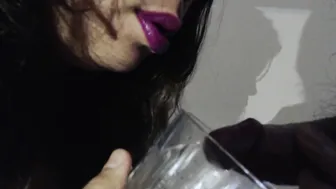 Stepmommy Helps me to Pissing inside a Glass using her Mouth