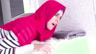Curvaceous muslim Cutie shows some skill