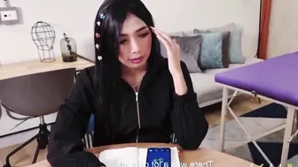 Teen beautician makes finish in her mouth and sucks her feet 4