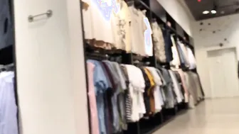 Rubia hermosa y nalgona en el forever 21