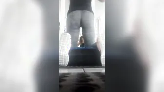 Flexing porn video – 19 Year Old into gray pants flexing her ass inside the gym