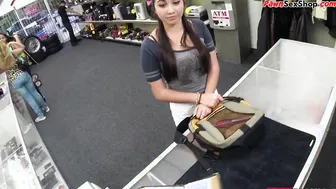 Pawnshop beauty blows penis before sex on counter