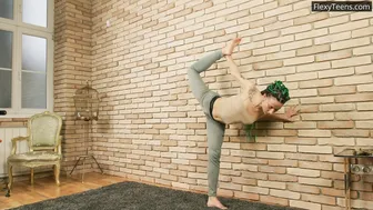 Didi demonstrates her naked sexy body to you all in different poses