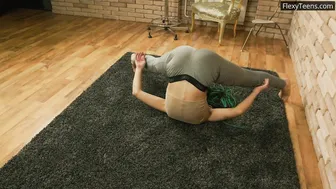 Didi demonstrates her naked sexy body to you all in different poses