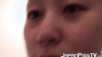 Japanese cutie fills a cup up with her pee and records it