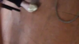 Claire  secrétaire mature française aux pieds odorants