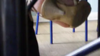Claire  secrétaire mature française aux pieds odorants