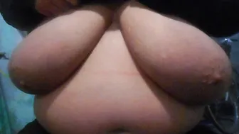 Valérie 115D et ses seins massifs me laissant les toucher