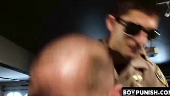 Policeman and another stud severely beat up the gay suspect
