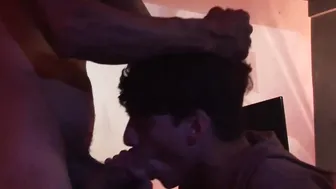 Smooth body twink blows fat daddy cock and takes it bareback